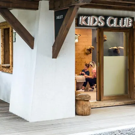 Les Loges Blanches Готель 4*